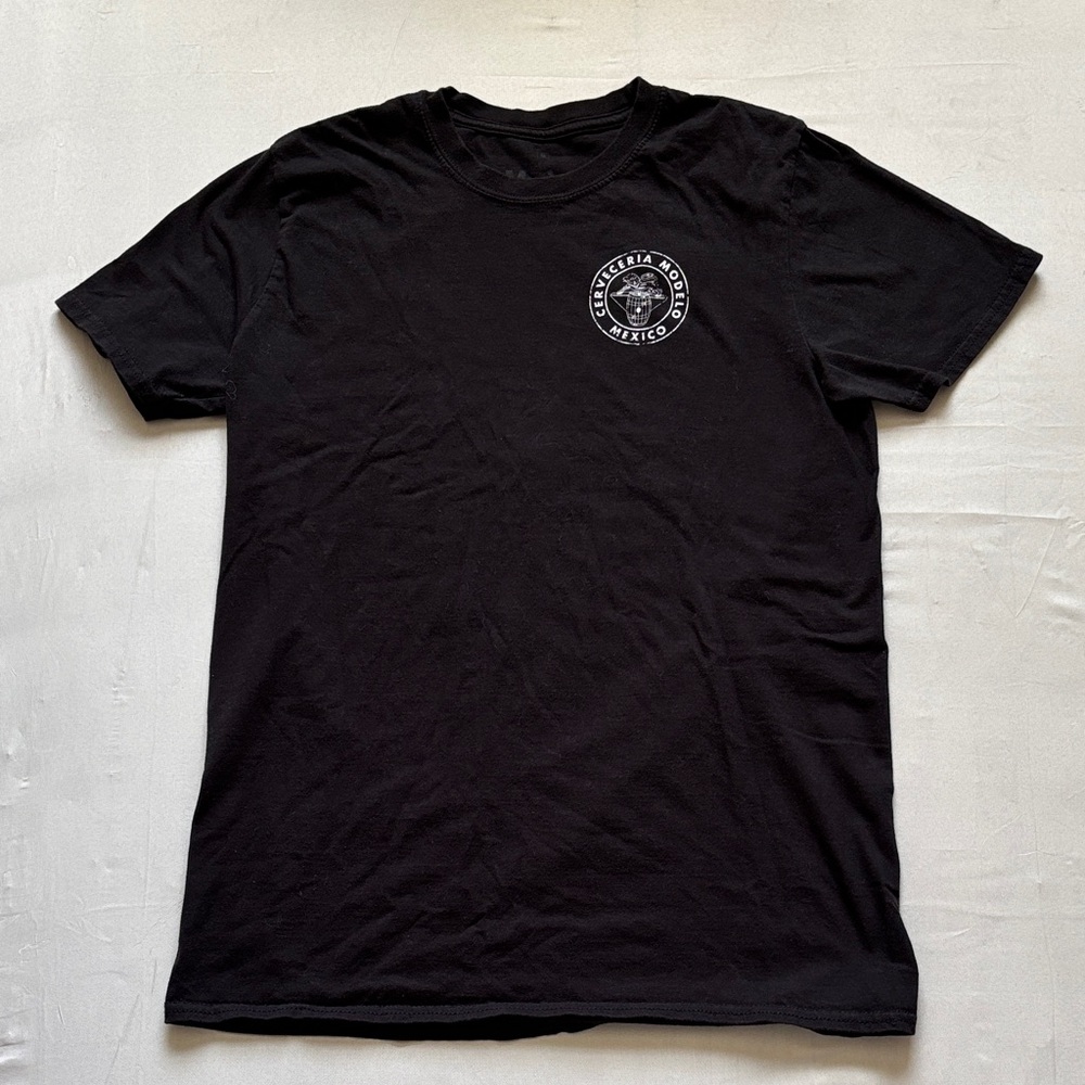 Modelo Black Logo Tee